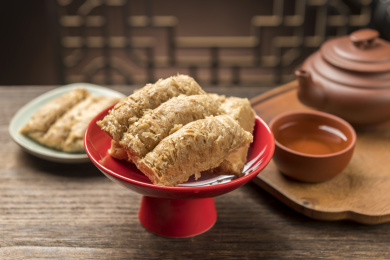 一盘花生酥糖摆放在桌面上特写