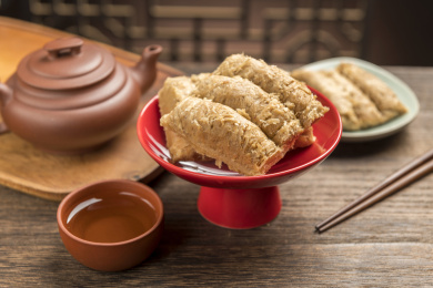 一盘花生酥糖摆放在桌面上特写