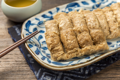 一盘花生酥糖摆放在桌面上特写
