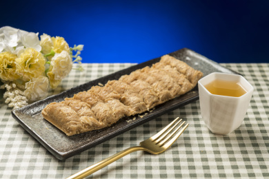 一盘花生酥糖摆放在桌面上特写