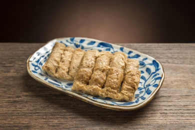 一盘花生酥糖摆放在桌面上特写