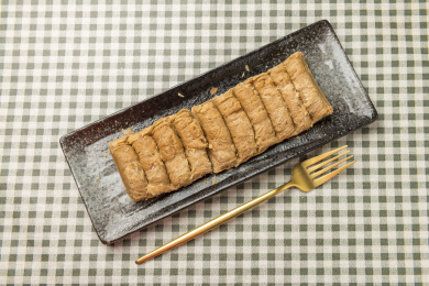 一盘花生酥糖摆放在桌面上特写
