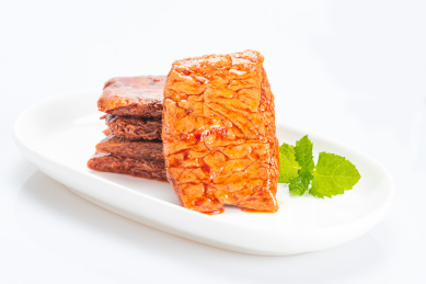 白底上的一盘豆制品素肉