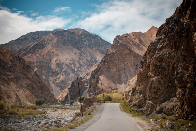 中国新疆巴音郭楞阿拉沟的荒山风光