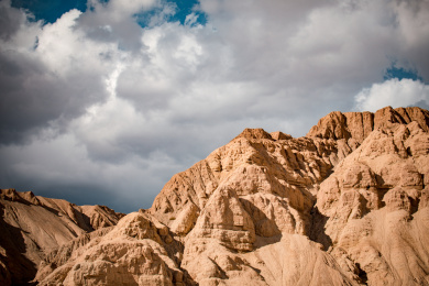 中国新疆巴音郭楞阿拉沟的荒山风光