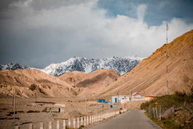 中国新疆巴音郭楞阿拉沟的荒山风光