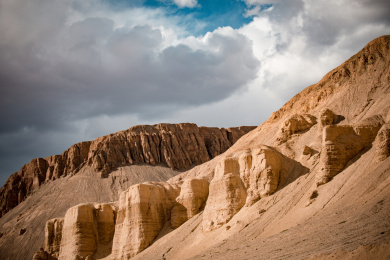 中国新疆巴音郭楞阿拉沟的荒山风光
