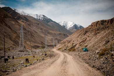 中国新疆巴音郭楞阿拉沟的荒山风光