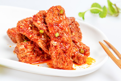 白底上的一盘豆制品素肉
