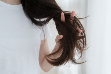女人用手指梳头发