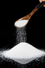 勺子里洒出的食用盐