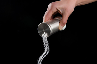 手拿调味瓶洒出的食盐