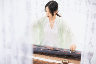 弹奏古筝的古装美女