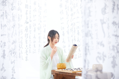 正在下棋的古装美女