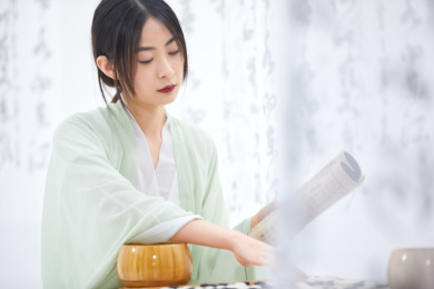 正在下棋的古装美女