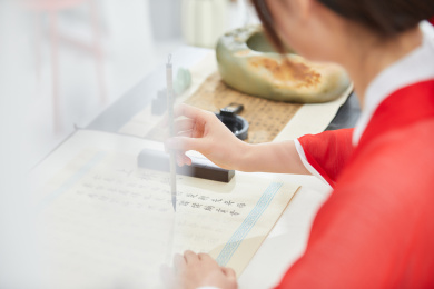 正在习字的古装美女