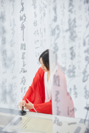 正在研磨的古装美女