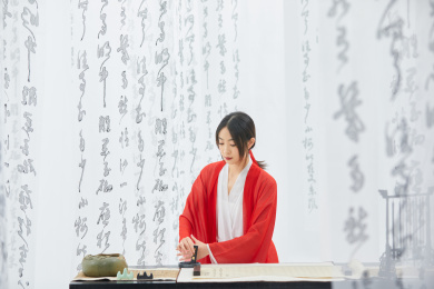 正在研墨的古装美女