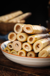 木底上放着一盘老汤味手剥笋