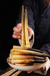 手里端着一盘手剥笋