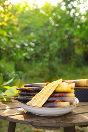 桌子上放着一盘香辣手剥笋