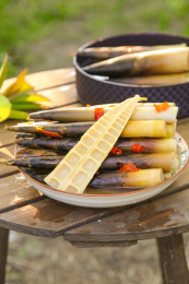 桌子上放着一盘香辣手剥笋