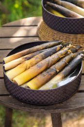 桌子上放着一盘老汤手剥笋