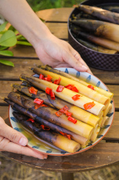 手里端着一盘香辣味手剥笋