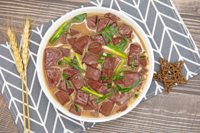 木桌背景一盘家常菜韭菜炒猪红