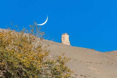中国甘肃敦煌莫高窟蓝天月亮山顶道士塔