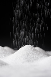 黑色背景上的撒下的食盐