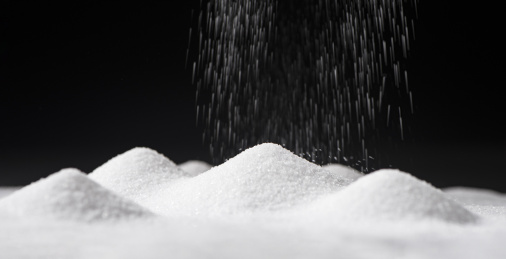 黑色背景上的撒下的食盐