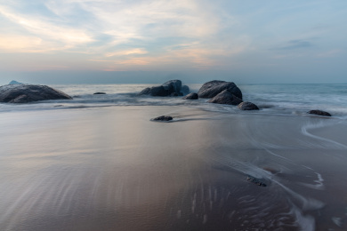 海南三亚市崖洲区角头湾海滩日落