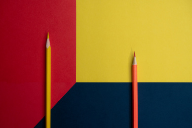 彩色的铅笔放在多彩的纸上创意静物图