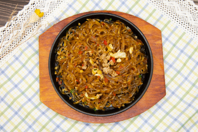 格子桌布背景美食铁板水晶粉