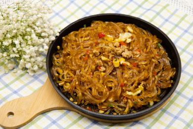 格子桌布背景美食铁板水晶粉