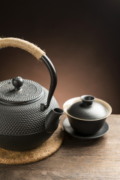 一把铁壶茶具摆放在木桌面上特写