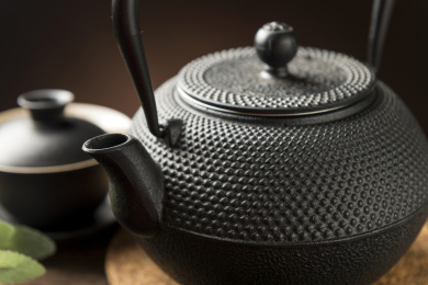 一把铁壶茶具摆放在木桌面上特写