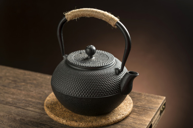 一把铁壶茶具摆放在木桌面上特写