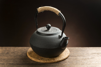 一把铁壶茶具摆放在木桌面上特写