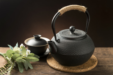 一把铁壶茶具摆放在木桌面上特写