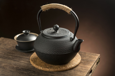 一把铁壶茶具摆放在木桌面上特写