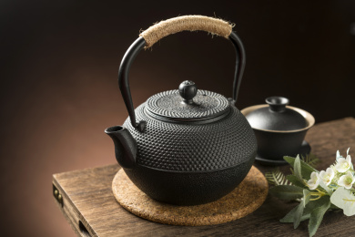 一把铁壶茶具摆放在木桌面上特写