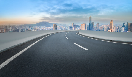 高速公路天际线和金融区建筑