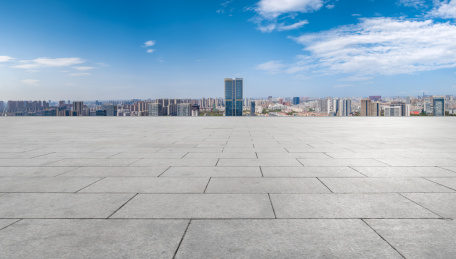 道路地面和城市天际线
