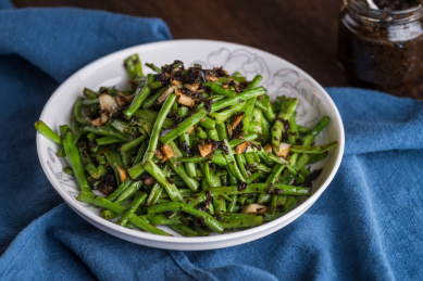 美味可口的潮汕风味橄榄菜炒豇豆
