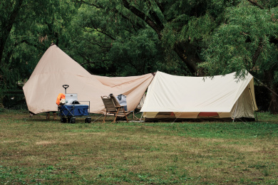 草地上的户外露营装备