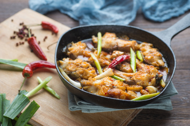 营养美味香辣可口的铁锅鲢鱼