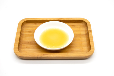 白色背景中的一碟蜂蜜特写