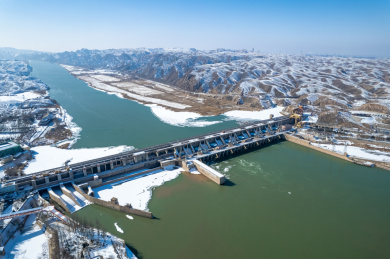 航拍冬季青铜峡黄河水利枢纽雪景
